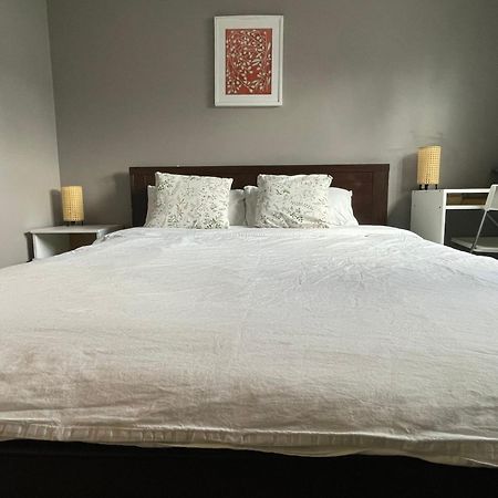 Private Room With Queen Bed In Richmond 202 Eksteriør billede